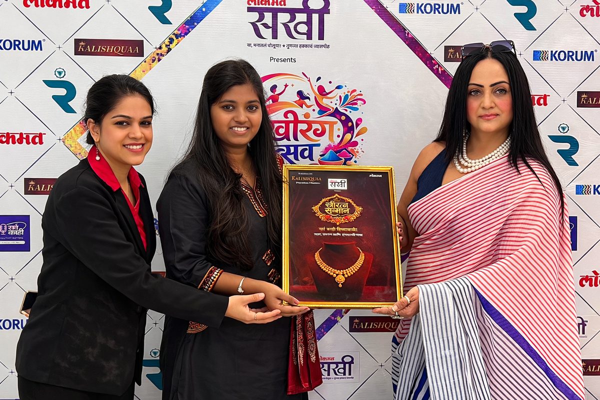Amuwa Design Studio receiving an award at the Lokmat Sakhi event