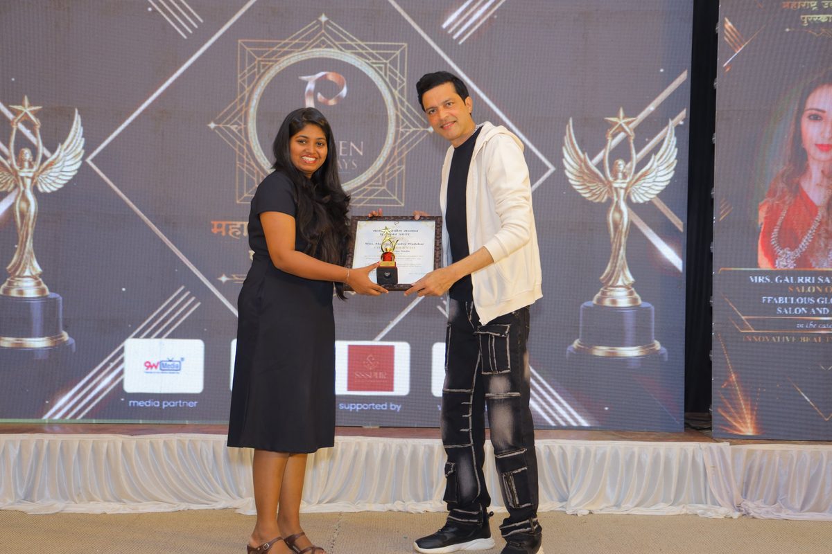 Amuwa Design Studio receiving the Media Marketing Award on stage