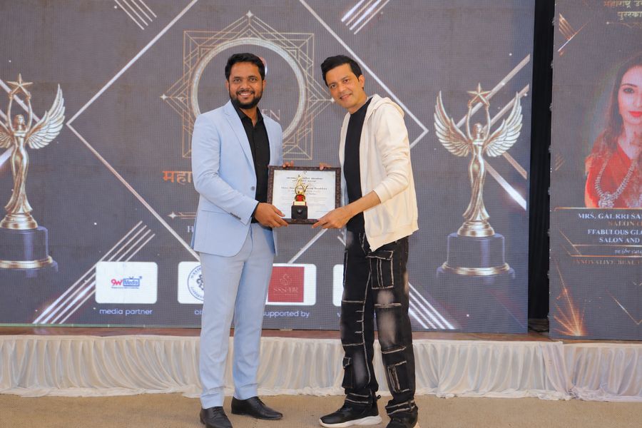 Mr. Amol Kamble receiving the Maharashtra Icon Award 2026